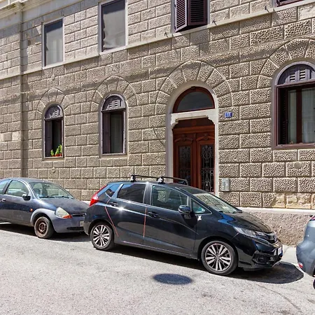 Apartman Aria Di Trieste, Lo Sguardo Di Montale *