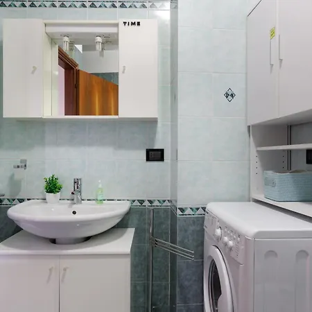 Apartamento Aria Di Trieste, Lo Sguardo Di Montale *